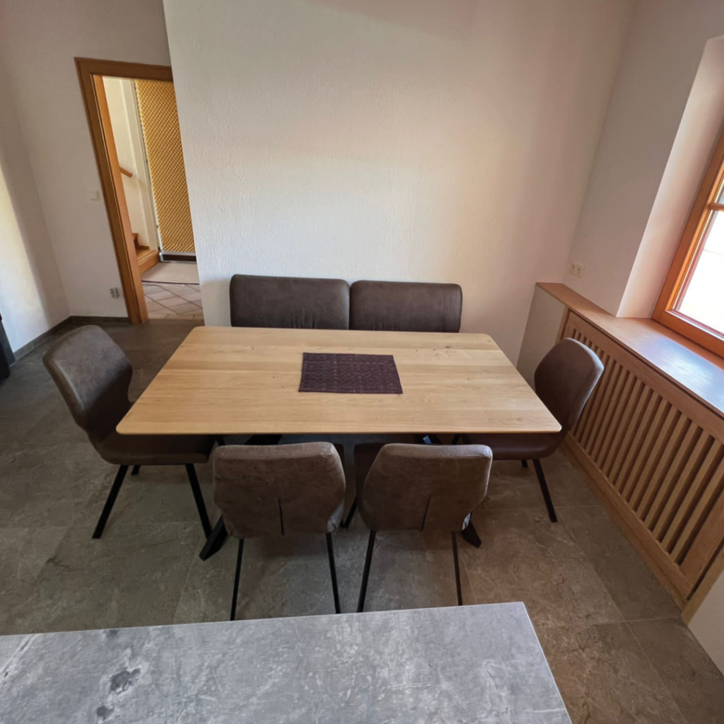 Tisch und Stühle
