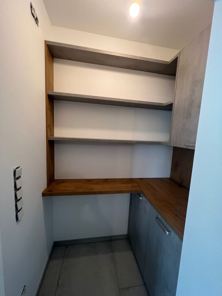 Speise mit offenen Regalen