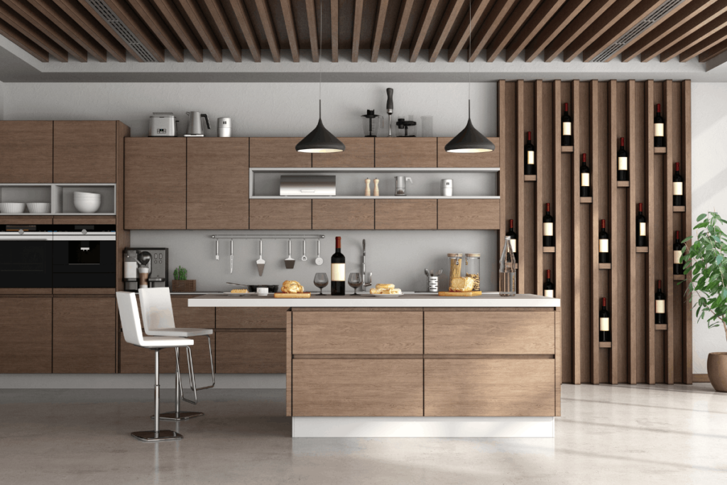 Große Holzküche mit Kücheninsel, Holzfronten, Pendelleuchten und integrierter Weinwand im modernen Loft-Stil